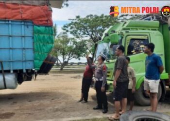 Kanit Kamsel Satlantas Polres Bone IPDA Ishak bersama anggota menggelar aksi freemtif, sosialisasi tertib berlalu lintas dikawasan Pelabuhan Bajoe, Kabupaten Bone, Jumat pagi (22/12/2023).