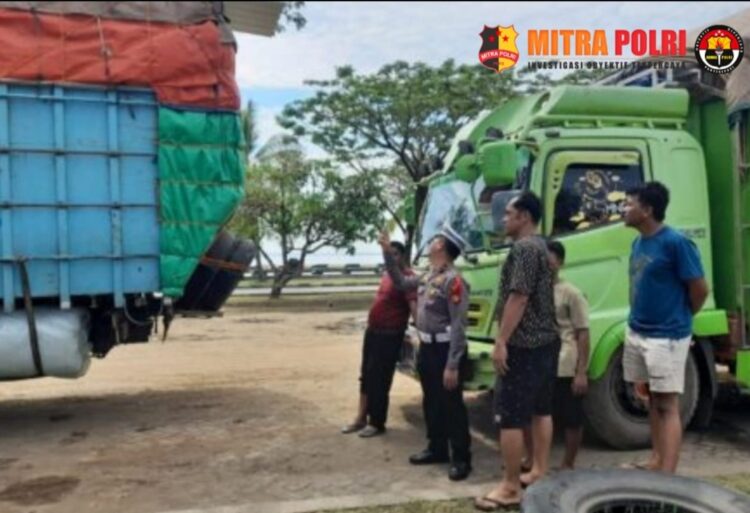 Kanit Kamsel Satlantas Polres Bone IPDA Ishak bersama anggota menggelar aksi freemtif, sosialisasi tertib berlalu lintas dikawasan Pelabuhan Bajoe, Kabupaten Bone, Jumat pagi (22/12/2023).
