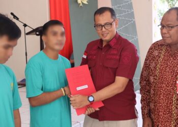 Bertempat di aula Lapas Bitung, Senin 25/12/23 penyerahan Surat Keputusan (SK) Remisi Khusus diserahkan langsung oleh Kepala Divisi Pemasyarakatan (Kadivpas) Kanwil Kemenkumham Sulut, Aris Munandar. Sebanyak 115 warga binaan menerima remisi khusus natal diantaranya, 113 menerima Remisi Khusus I, dan 2 orang menerima Remisi Khusus II.