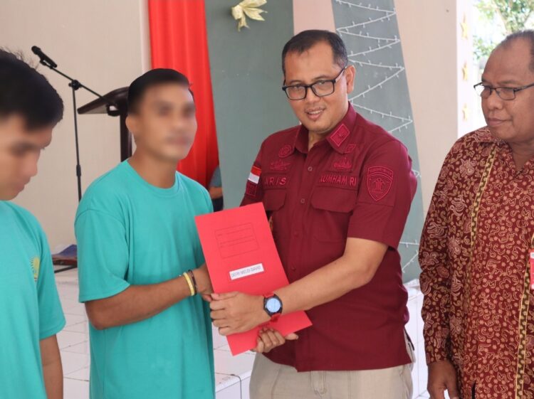 Bertempat di aula Lapas Bitung, Senin 25/12/23 penyerahan Surat Keputusan (SK) Remisi Khusus diserahkan langsung oleh Kepala Divisi Pemasyarakatan (Kadivpas) Kanwil Kemenkumham Sulut, Aris Munandar. Sebanyak 115 warga binaan menerima remisi khusus natal diantaranya, 113 menerima Remisi Khusus I, dan 2 orang menerima Remisi Khusus II.