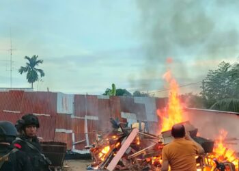 DIMUSNAHKAN: Polda Sumut musnahkan gubui-gubuk lokasi peredaran narkoba di Jalan Jermal 15, Dusun VI, Desa Hutan, Kecamatan Percut Seituan, Kabupaten Deliserdang, Rabu (27/12/2023). (Foto Dok/ Polda Sumut)