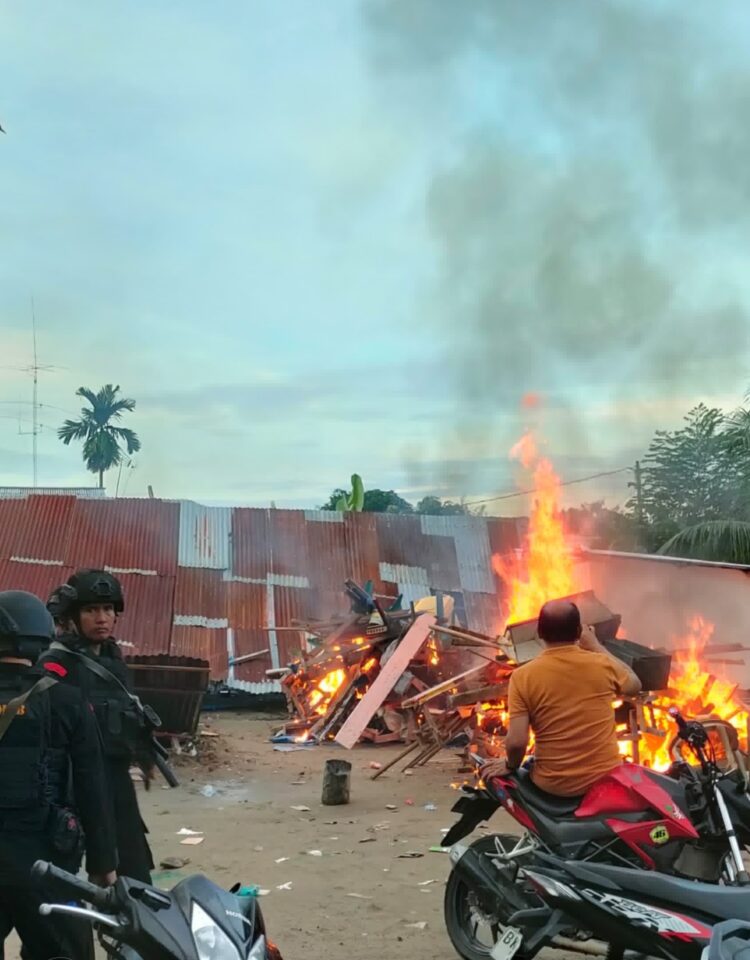 DIMUSNAHKAN: Polda Sumut musnahkan gubui-gubuk lokasi peredaran narkoba di Jalan Jermal 15, Dusun VI, Desa Hutan, Kecamatan Percut Seituan, Kabupaten Deliserdang, Rabu (27/12/2023). (Foto Dok/ Polda Sumut)