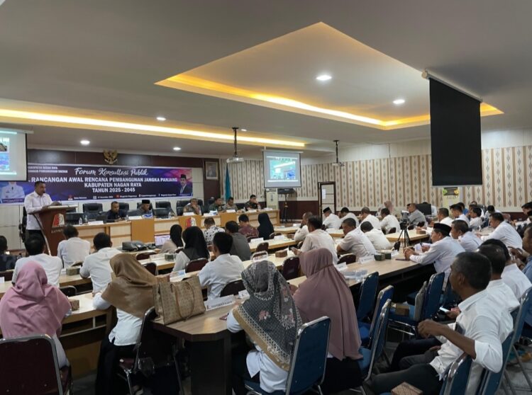 Pemerintah Kabupaten (Pemkab) Nagan Raya melalui Badan Perencanaan Pembangunan Daerah (Bappeda) menggelar forum konsultasi publik terkait rancangan awal Rencana Pembangunan Jangka Panjang Kabupaten (RPJPK) tahun 2025-2045. Kegiatan tersebut dibuka oleh Penjabat (Pj) Bupati Fitriany Farhas AP, S,Sos.,M.Si diwakili Sekretaris Daerah (Sekda) Ir. H. Ardimartha yang turut dihadiri perwakilan Forkopimda, asisten perekonomian dan pembangunan, kepala SKPK, Camat, akademisi, ketua organisasi aliansi wartawan Nagan,ketua KNPI, ketua BKPMRI, unsur perbankan, dan unsur perusahaan yang ada di Kabupaten Nagan Raya serta undangan lainnya.