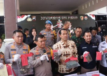 Kapolda Jateng Irjen. Pol. Drs. Ahmad Luthfi, S.H., S.St., Mk., saat memimpin jumpa pers di Mapolres Wonogiri Sabtu (30/12/2023).