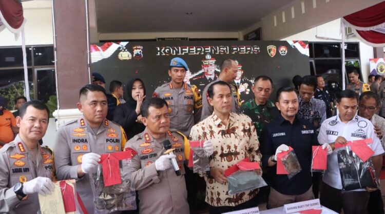 Kapolda Jateng Irjen. Pol. Drs. Ahmad Luthfi, S.H., S.St., Mk., saat memimpin jumpa pers di Mapolres Wonogiri Sabtu (30/12/2023).