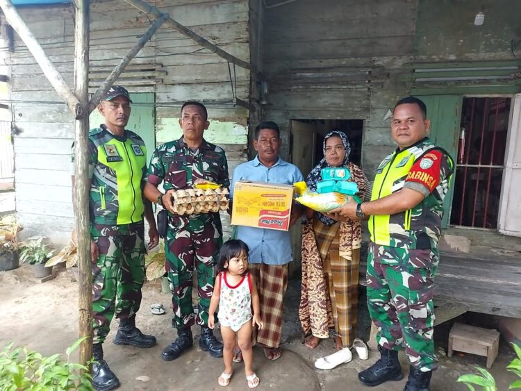 Kodim 0103/Aceh Utara serahkan bantuan sosial kepada Veteran dan Warakawuri di beberapa desa wilayah Kecamatan Muara Dua, Kota Lhokseumawe, Sore Sabtu (14/01/2024).