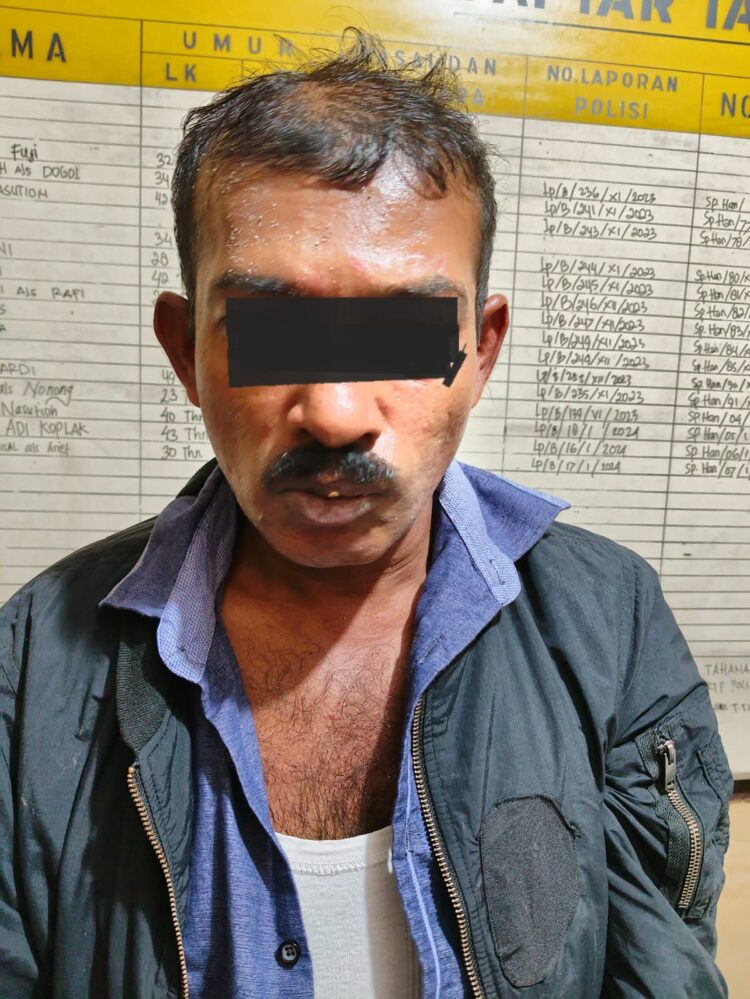Note
MC = Muhammad Chandra (47) DIAMANKAN : MC (47), terduga pelaku narkotika yang berhasil diamankan Unit Reskrim Polsek Perbaungan. (FOto Dok/Humas Polres Sergai)