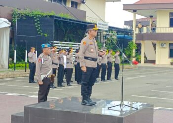 KENAIKAN PANGKAT: Kapolrestabes Medan Kombes Pol Dr Teddy Jhon Sahala Marbun pimpin upacara kenaikan pangkat Perwira, Bintara dan ASN TMT di lapangan apel Mapolrestabes, Minggu (31/12/2023).(Foto Dok/Polrestabes)