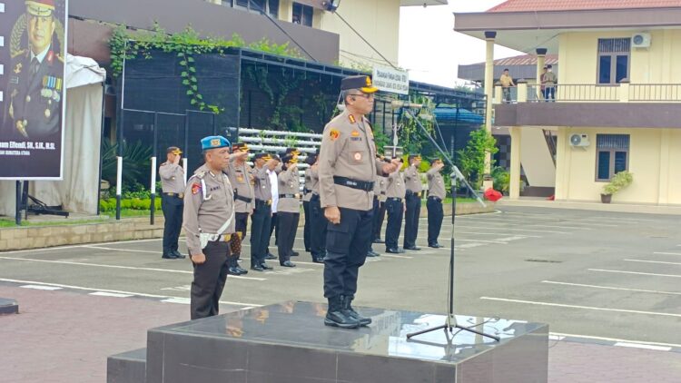 KENAIKAN PANGKAT: Kapolrestabes Medan Kombes Pol Dr Teddy Jhon Sahala Marbun pimpin upacara kenaikan pangkat Perwira, Bintara dan ASN TMT di lapangan apel Mapolrestabes, Minggu (31/12/2023).(Foto Dok/Polrestabes)