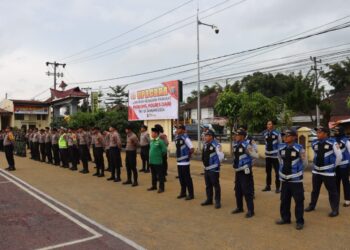 Polres Dairi menggelar apel Operasi Lilin Toba bersama TNI dan Dinas Perhubungan dalam mengamankan Ibadah Gereja dan malam pergantian tahun baru 2024 di halaman Mapolres Dairi, Minggu (31/12/2023).