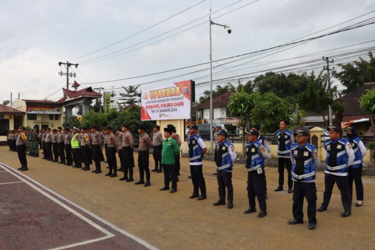 Polres Dairi menggelar apel Operasi Lilin Toba bersama TNI dan Dinas Perhubungan dalam mengamankan Ibadah Gereja dan malam pergantian tahun baru 2024 di halaman Mapolres Dairi, Minggu (31/12/2023).