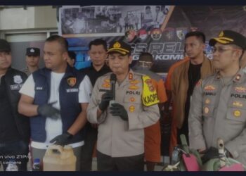 Kapolres OKI AKBP Hendrawan Susanto, S.IK., S.H., pada saat pers rilis di Mapolres OKI menjelaskan bahwa barang bukti BBM yang berhasil di amankan selain BBM diduga jenis pertalite, juga diamankan pewarna diduga kuat dijadikan bahan pewarna oplosan, Minggu (31/12/2023).