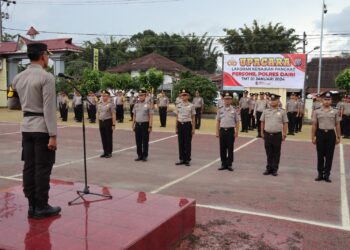 Sebanyak 24 personil Polres Dairi mendapat kenaikan setingkat lebih tinggi yang di gelar di halaman Mapolres Dairi, Minggu (31/12/2023). Dari 24 personil yang mendapat kenaikan pangkat, 6 diantaranya merupakan perwira, dan 18 personil lainnya merupakan seorang bintara.