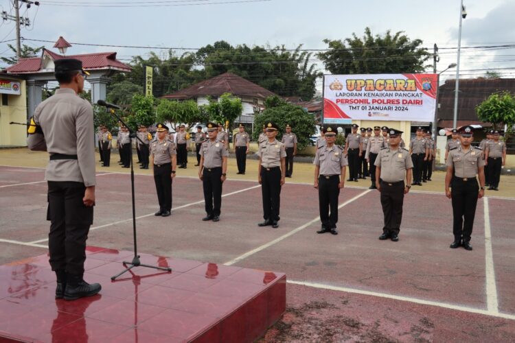 Sebanyak 24 personil Polres Dairi mendapat kenaikan setingkat lebih tinggi yang di gelar di halaman Mapolres Dairi, Minggu (31/12/2023). Dari 24 personil yang mendapat kenaikan pangkat, 6 diantaranya merupakan perwira, dan 18 personil lainnya merupakan seorang bintara.