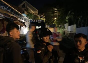 Jajaran kepolisian Polresta Manado memberikan tanggapan cepat terhadap laporan dari Call Centre 112/110 terkait keluhan warga terhadap sekelompok orang yang memutar musik terlalu keras di Kelurahan Ranotana Lingkungan 1, Kecamatan Wanea.