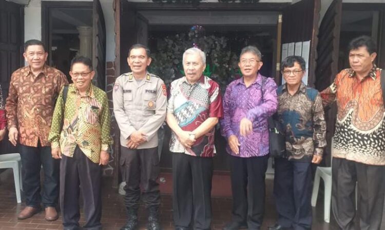 Wakasat Binmas Polresta Manado, AKP Nelson Tuju, menggelar Kegiatan Minggu Kasih yang berlangsung dengan sukses di Gereja Elsadai Sario. Acara ini menjadi momen penting untuk mempererat hubungan antara kepolisian dan masyarakat dalam suasana yang penuh keakraban siang pada tanggal 31 Desember 2023, pukul 09.00 Wita.