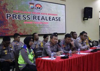 Polresta Manado menggelar acara Rilis Akhir Tahun 2023 dengan megah di Aula Mako Polresta Manado. Kegiatan ini dipimpin secara langsung oleh Kapolresta Manado, Kombes Pol Julianto. Sirait, yang didampingi oleh Waka Polresta Manado, AKBP Faisol Wahyudi. Acara ini turut dihadiri oleh pejabat utama Polresta Manado dan para Kapolsek, Minggu (31/12/2023).