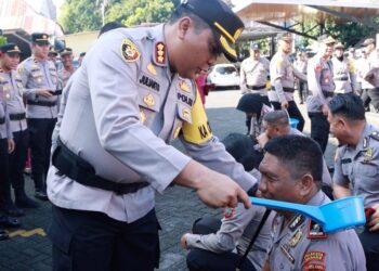 Kapolresta Manado, Kombes Pol Julianto Sirait, memimpin sebagai Inspektur Upacara dalam perhelatan laporan kenaikan pangkat anggota Polri periode 1 Januari 2024 di Polresta Manado pada Minggu, 31 Desember 2023.