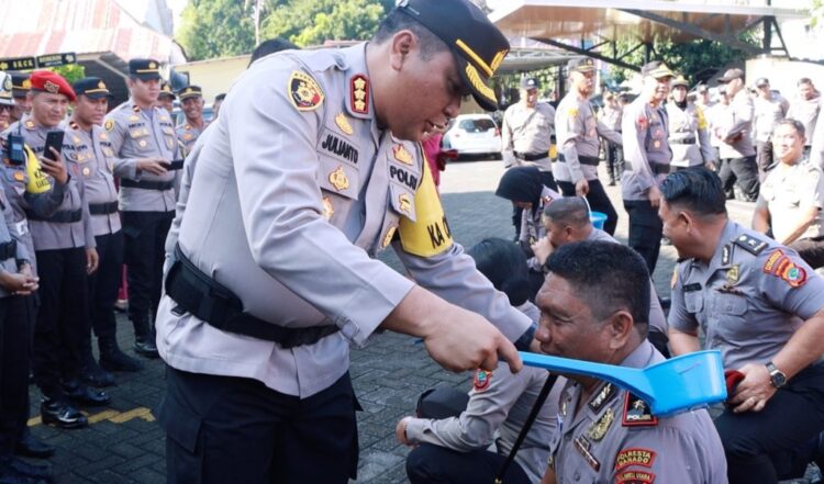 Kapolresta Manado, Kombes Pol Julianto Sirait, memimpin sebagai Inspektur Upacara dalam perhelatan laporan kenaikan pangkat anggota Polri periode 1 Januari 2024 di Polresta Manado pada Minggu, 31 Desember 2023.