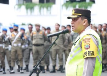 Kapolresta Manado, Kombes Pol Julianto Sirait, memimpin apel pasukan gabungan sebanyak 1.747 personel dari Polri, TNI, dan Pol PP dalam rangka pengamanan malam pergantian tahun 2023 ke 2024. Apel ini dilaksanakan di Marina Plaza, dengan tujuan menjaga kondusifitas Kota Manado selama perayaan tahun baru, Minggu (31/12/2023).