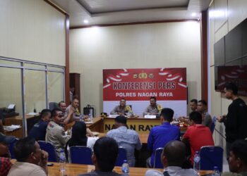 Command Centre Polres Nagan Raya menjadi saksi dari Konferensi Pers Akhir Tahun 2023 yang diadakan untuk merangkum capaian serta tantangan terkait Harkamtibmas (Harkam Timbal Balik Massa) di wilayah hukum Polres Nagan Raya, Minggu (31/12/23). Kegiatan ini dipimpin oleh Kapolres Nagan Raya, AKBP Rudi Saeful Hadi, S.I.K., didampingi oleh Wakapolres Nagan Raya, Kompol Sudianto, S.H.,M.H., dan dihadiri oleh para insan pers.