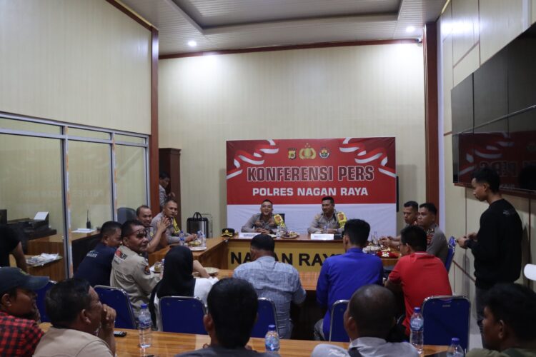 Command Centre Polres Nagan Raya menjadi saksi dari Konferensi Pers Akhir Tahun 2023 yang diadakan untuk merangkum capaian serta tantangan terkait Harkamtibmas (Harkam Timbal Balik Massa) di wilayah hukum Polres Nagan Raya, Minggu (31/12/23). Kegiatan ini dipimpin oleh Kapolres Nagan Raya, AKBP Rudi Saeful Hadi, S.I.K., didampingi oleh Wakapolres Nagan Raya, Kompol Sudianto, S.H.,M.H., dan dihadiri oleh para insan pers.