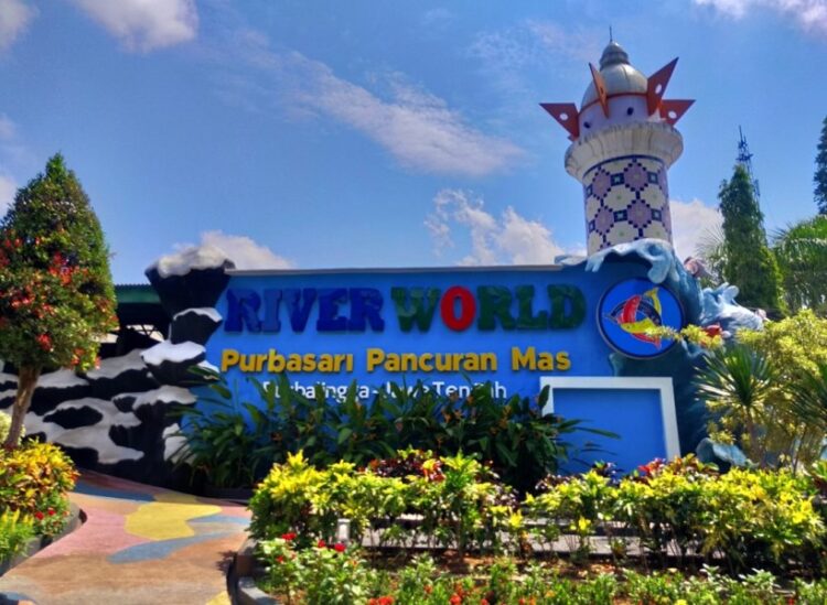 Obyek wisata Taman Pendidikan Purbasari Pancuran Mas Purbayasa kecamatan Padamara, Kabupaten Purbalingga ramai dikunjungi wisatawan/Wisata lokal libur Tahun Baru 2024.