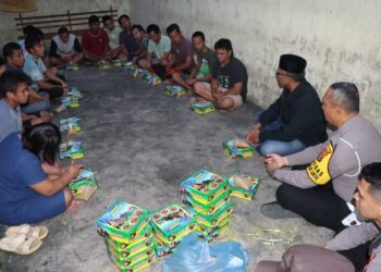 Kapolres Dairi, AKBP Agus Bahari P.A., SIK, SH, M.Si bersama Kasat Lantas Polres Dairi menggelar buka puasa bersama serta merayakan tahun baru bersama para narapidana di RTP Polres Dairi, Senin (1/1/2024).