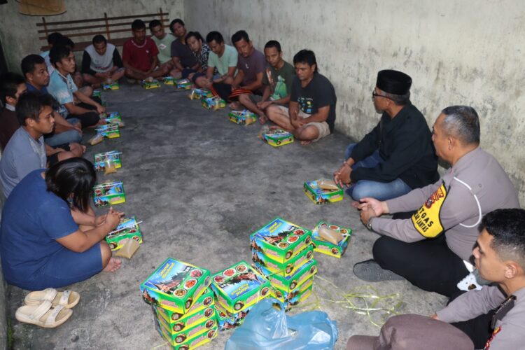 Kapolres Dairi, AKBP Agus Bahari P.A., SIK, SH, M.Si bersama Kasat Lantas Polres Dairi menggelar buka puasa bersama serta merayakan tahun baru bersama para narapidana di RTP Polres Dairi, Senin (1/1/2024).
