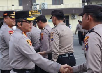 DISALAMI ANGGOTA: Kapolrestabes Medan Kombes Pol Dr Teddy John Sahala Marbun SH MHum disalami anggotanya usai memimpin apel di Mapolrestabes, Selasa (2/1/2024).(Foto Dok/Polrestabes)