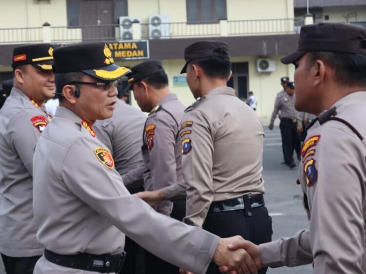 DISALAMI ANGGOTA: Kapolrestabes Medan Kombes Pol Dr Teddy John Sahala Marbun SH MHum disalami anggotanya usai memimpin apel di Mapolrestabes, Selasa (2/1/2024).(Foto Dok/Polrestabes)