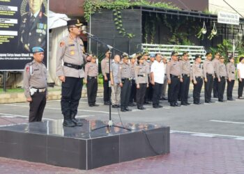 PIMPIN APEL: Kapolrestabes Medan Kombes Pol Dr Teddy John Sahala Marbun SH MHum memimpin apel sekaligus memberikan arahan kepada personel di halaman apel Mapolrestabes, Selasa (2/1/2023).(Foto Dok/Polrestabes)