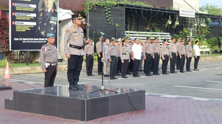 PIMPIN APEL: Kapolrestabes Medan Kombes Pol Dr Teddy John Sahala Marbun SH MHum memimpin apel sekaligus memberikan arahan kepada personel di halaman apel Mapolrestabes, Selasa (2/1/2023).(Foto Dok/Polrestabes)