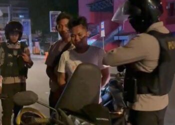 Patroli Rayon Samapta Polresta Manado melaksanakan kegiatan rutin dalam upaya menjaga keamanan dan ketertiban di wilayah New Bendar. Dalam patroli tersebut, petugas berhasil mendapati sejumlah anak muda yang berkendara tanpa memakai helm pada Senin malam (01/01/2024).