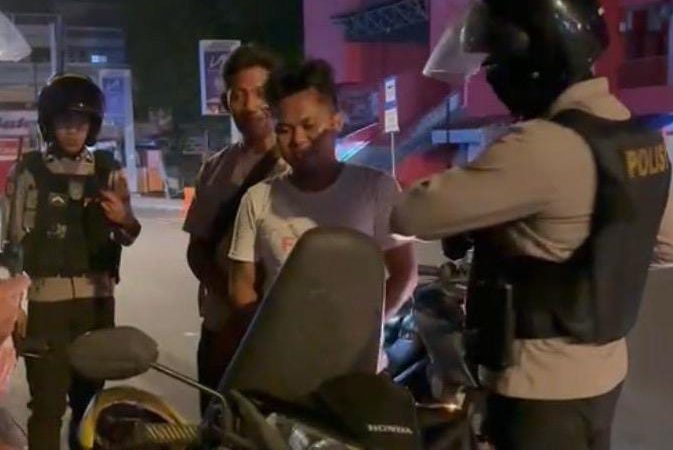 Patroli Rayon Samapta Polresta Manado melaksanakan kegiatan rutin dalam upaya menjaga keamanan dan ketertiban di wilayah New Bendar. Dalam patroli tersebut, petugas berhasil mendapati sejumlah anak muda yang berkendara tanpa memakai helm pada Senin malam (01/01/2024).