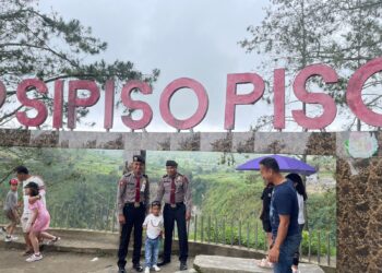 MENGAMANKAN: Personel Polda Sumut mengamankan objek wisata Si Piso-piso hari kedua libur Tahun Baru 2024, Selasa (2/1/2023). (Foto Dok/ Polda Sumut)