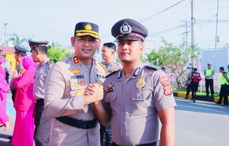 Polres Lhokseumawe menggelar upacara kenaikan pangkat setingkat lebih tinggi terhadap 45 personel di jajaran Polres Lhokseumawe, di Mapolres Lhokseumawe, Selasa (2/01/2024) pagi. Kenaikan pangkat personel tersebut mulai dari AKP ke Kompol 1 personil, AKP ke Kompol pengabdian 1, IPTU ke AKP 6 personil, IPDA ke IPTU 3, AIPDA ke AIPTU 10, BRIPKA ke AIPDA 1, BRIGADIR ke BRIPKA 3, BRIPTU ke BRIGADIR 18 dan BRIPDA ke BRIPTU 2.