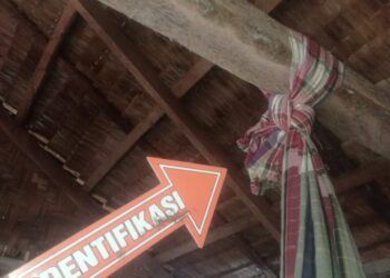 OLAH TKP : Personel Unit Identifikasi Satreskrim Polres Sergaielakykan olah TKP di kediaman warga yang ditemukan tewas diduga gantung diri di Dusun VI Desa Bogak Besar, Kecamatan Telukmengkydu, Selasa (2/1/2024). (Foto Dok/Humas Polres)