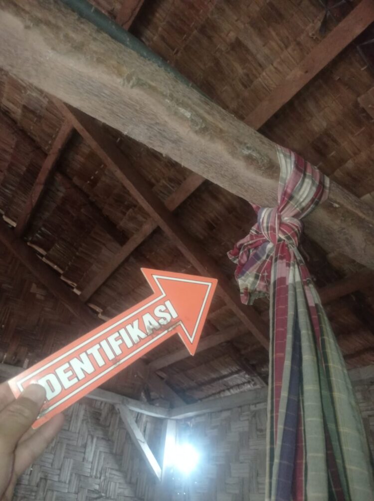 OLAH TKP : Personel Unit Identifikasi Satreskrim Polres Sergaielakykan olah TKP di kediaman warga yang ditemukan tewas diduga gantung diri di Dusun VI Desa Bogak Besar, Kecamatan Telukmengkydu, Selasa (2/1/2024). (Foto Dok/Humas Polres)