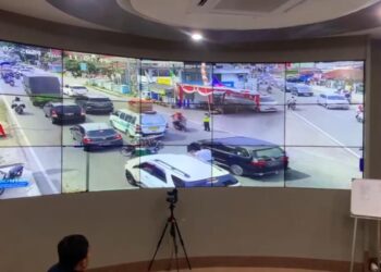 PANTAU: Polisi memantau situasi kamtibmas pada libur Tahun Baru 2024 dengan menggunakan aplikasi Sistem Operasional Terpadu (SOT) dari Posko Operasi Lilin Toba Mapolda Sumut, Selasa (2/1/2024). (Foto Dok/ Polda Sumut)