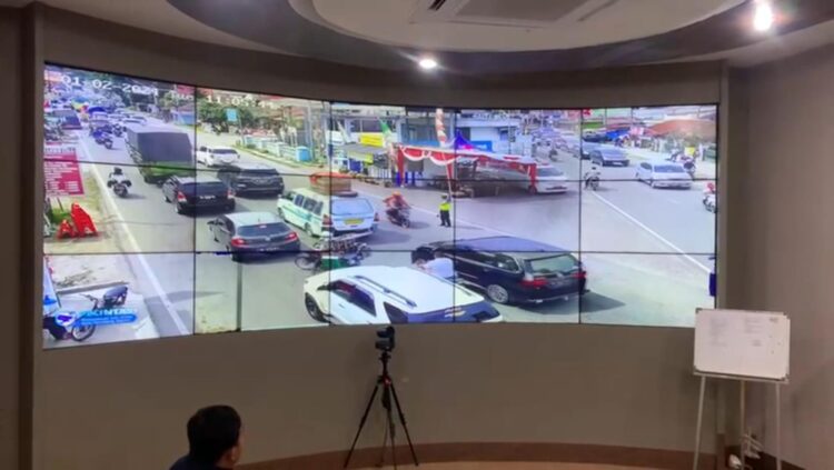 PANTAU: Polisi memantau situasi kamtibmas pada libur Tahun Baru 2024 dengan menggunakan aplikasi Sistem Operasional Terpadu (SOT) dari Posko Operasi Lilin Toba Mapolda Sumut, Selasa (2/1/2024). (Foto Dok/ Polda Sumut)