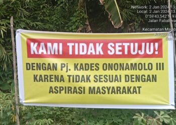 Sejumlah titik di Desa Ononamolo lll, Kecamatan Mandrehe Barat, Kabupaten Nias Barat terpasang spanduk penolakan Pj kades, yang tertulis "Kami tidak setuju pj kades ononamolo lll karena tidak sesuai dengan aspirasi masyarakat" masyarakat sebut, bupati pilih orang-orangnya dan bukan karena kepentingan masyarakat. Selasa (02/01/2024).