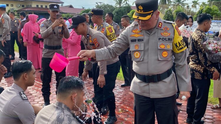 Polres Aceh Utara menggelar upacara laporan kenaikan pangkat bagi 36 personel Polres dan Personel Kompi 4 Yon B Pelopor Sat Brimob Polda Aceh, Rabu (3/1/2023) dipimpin Kapolres Aceh Utara AKBP Deden Heksaputera S, S.I.K.