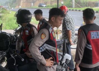 Patroli Rayon Satuan Samapta (Sat Samapta) Polresta Manado melaksanakan kegiatan Patroli Mobile guna memantau aktivitas masyarakat di wilayah Dendengan Dalam. Patroli tersebut bertujuan untuk menjaga kelancaran arus lalu lintas dan memastikan situasi keamanan terkendali. Pada Rabu, 3 Januari 2024.