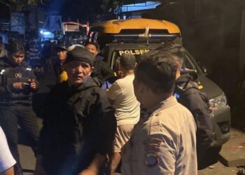 Polresta Manado merespons dengan cepat laporan yang masuk ke Call Centre 112/110 terkait kekacauan antar warga di Kelurahan Banjer Lingkungan 4, Kecamatan Tikala. Laporan diterima pada pukul 23.00 WITA dan mendapatkan tanggapan proaktif dari jajaran kepolisian, Selasa (02/1/2024).