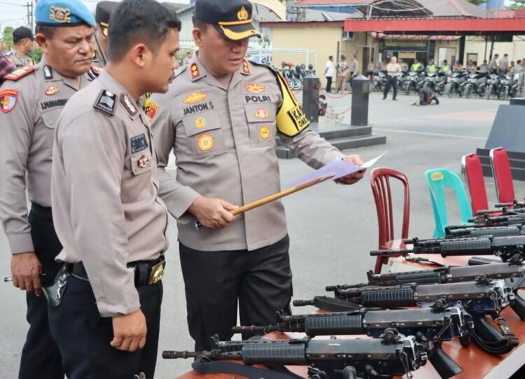 PERIKSA: Kapolres Pelabuhan Belawan AKBP Janton Silaban memimpin pemeriksaan kondisi senjata api serta sarana dan prasrana lainnya yang akan digunakan dalam pengamanan Pemilu 2024, Rabu (3/1/2024).(Foto dok/Polres Belawan)