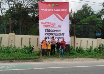 CEGAH TERORIS: Polda Sumut melalui personil bid humas laksanakan pencegahan dan penanggulangan terorisme, radikalisme dan intoleransi dengan pemasangan spanduk dan billboard di beberapa lokasi, Rabu (3/1/2024). (Foto Dok/ Polda Sumut)
