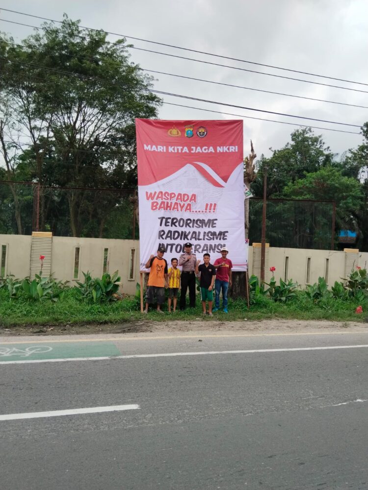 CEGAH TERORIS: Polda Sumut melalui personil bid humas laksanakan pencegahan dan penanggulangan terorisme, radikalisme dan intoleransi dengan pemasangan spanduk dan billboard di beberapa lokasi, Rabu (3/1/2024). (Foto Dok/ Polda Sumut)