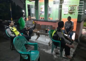 Polsek Purwokerto Selatan gencar memberikan himbauan kepada masyarakat untuk meningkatkan kewaspadaan dalam menjaga lingkungan salah satunya kepada sekuriti
Perumahan Puri Hijau Karangklesem Purwokerto Selatan, Rabu (3/1/24)