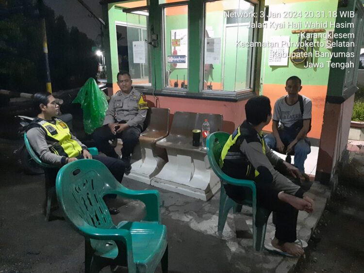 Polsek Purwokerto Selatan gencar memberikan himbauan kepada masyarakat untuk meningkatkan kewaspadaan dalam menjaga lingkungan salah satunya kepada sekuriti
Perumahan Puri Hijau Karangklesem Purwokerto Selatan, Rabu (3/1/24)